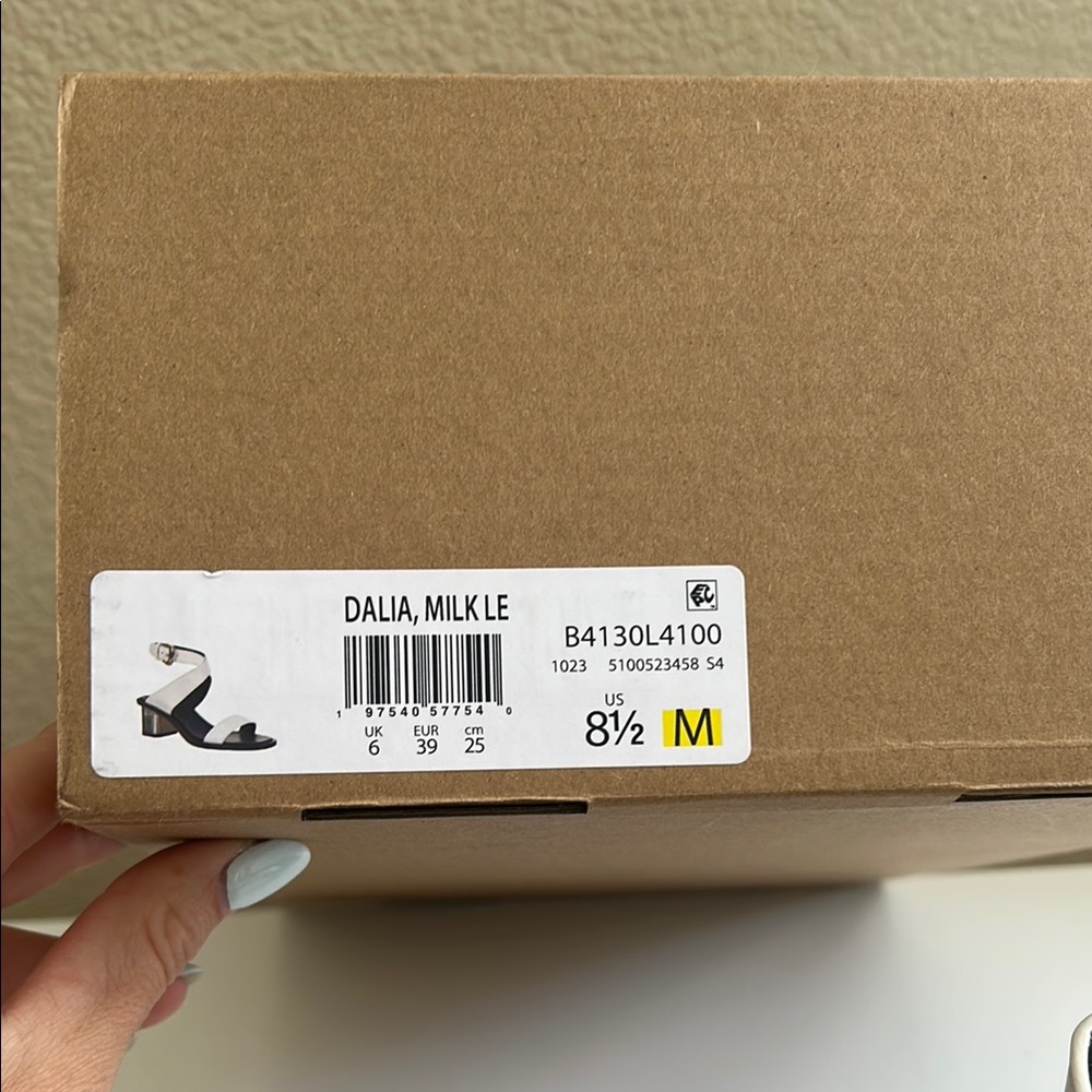 Elegant White Block Heel Sandals - Picture 4 of 5